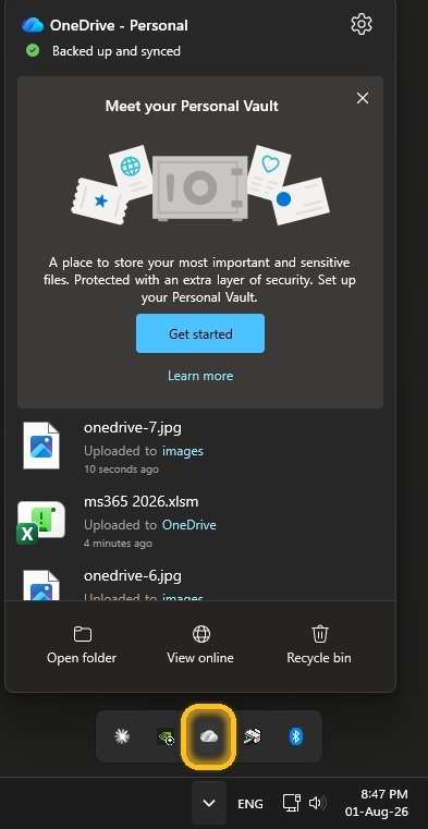 แผงควบคุม OneDrive จากไอคอนบน Taskbar วงกลมไฮไลต์ไอคอนก้อนเมฆในแถบ system tray