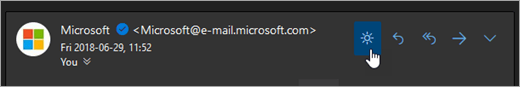 ปุ่ม Turn on the lights สำหรับสลับโหมดมืดในหน้าเมนู Outlook