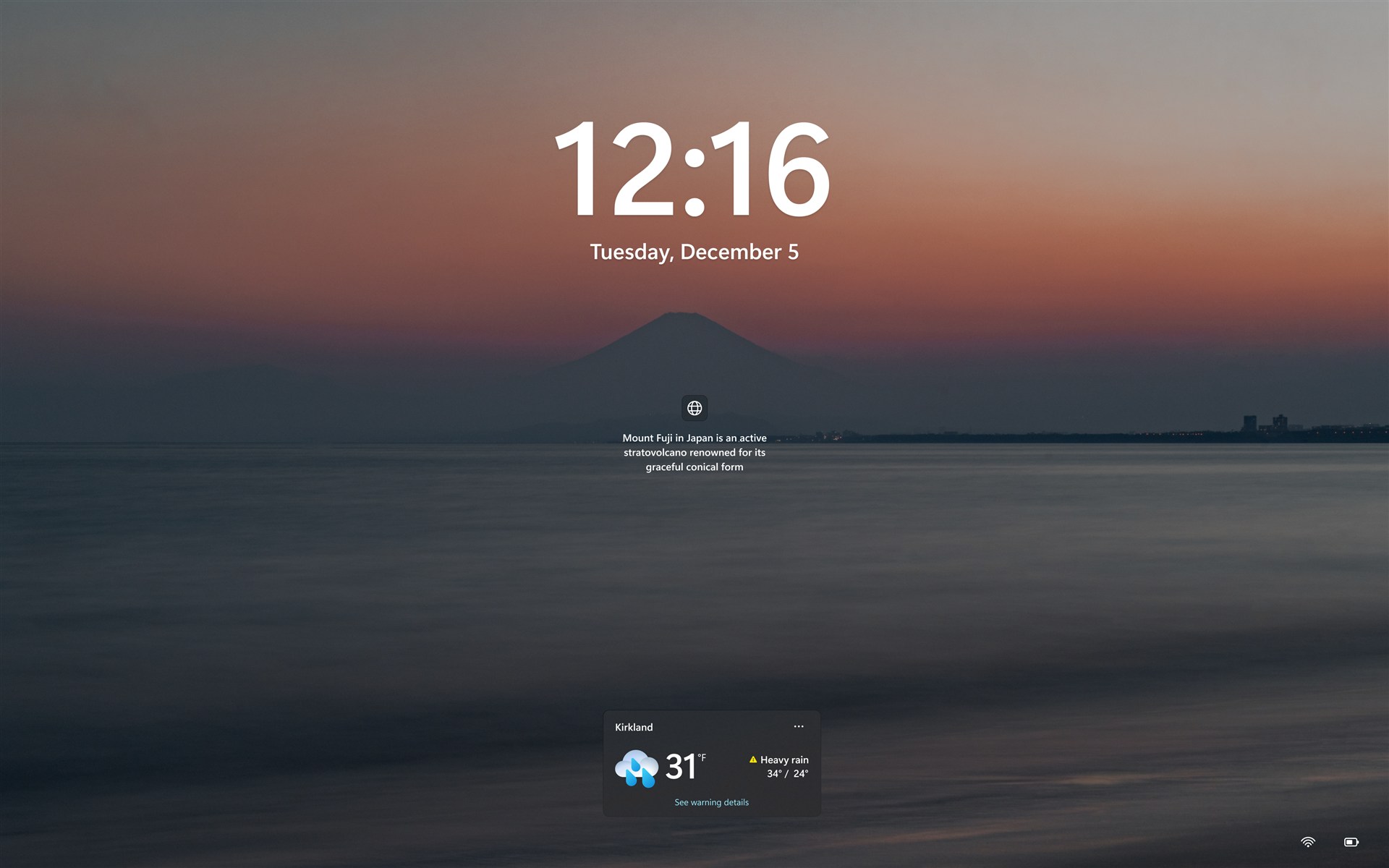หน้าจอล็อก Windows 11 แสดงภาพจาก Windows Spotlight พร้อมคำบรรยายและ widget สภาพอากาศ