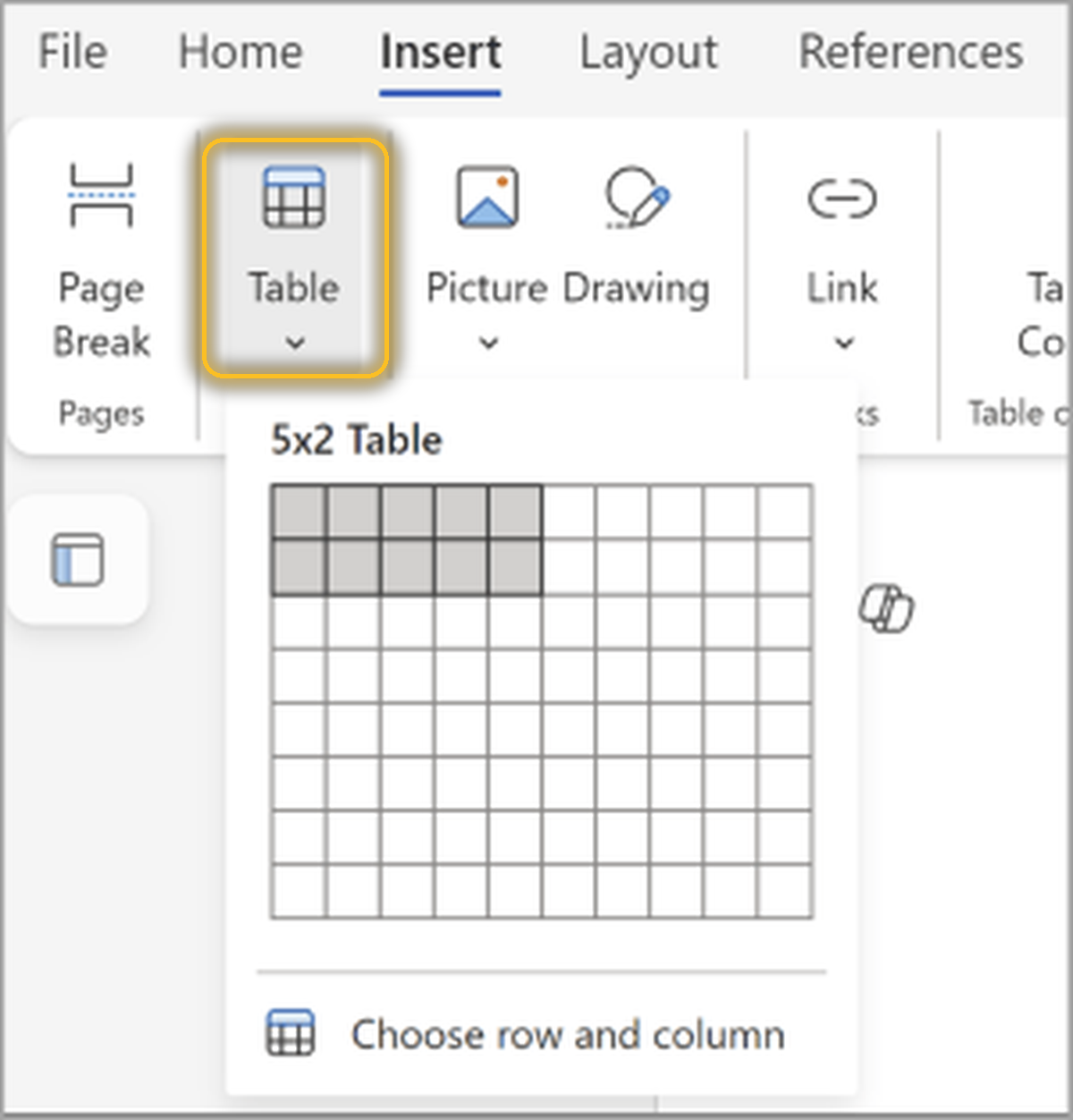 เมนู Insert > Table ใน Word วงกลมสีเหลืองชี้ที่ปุ่ม Table ที่ต้องกดก่อนเพื่อเปิด grid เลือกจำนวนแถวคอลัมน์”/><figcaption>ไปที่แท็บ Insert แล้วกดปุ่ม Table ตามที่วงกลมสีเหลืองชี้ไว้ เพื่อเปิดเมนูเลือกจำนวนแถวคอลัมน์</figcaption></figure>
<h2>จัดการแถวและคอลัมน์หลังแทรกตาราง</h2>
<p>ถ้าตารางที่แทรกไว้มีแถวหรือคอลัมน์ไม่พอ หรือมีเกินความจำเป็น ไม่ต้องลบตารางทิ้งแล้วแทรกใหม่ ปรับแก้ได้จากตารางเดิมเลย:</p>
<ol>
<li>คลิกขวาในเซลล์ที่ต้องการเป็นจุดอ้างอิง</li>
<li>เลือก <strong>Insert</strong> แล้วเลือกทิศทางที่จะเพิ่ม เช่น Insert Rows Above, Insert Rows Below, Insert Columns to the Left หรือ Insert Columns to the Right</li>
<li>หากต้องการลบ ให้คลิกขวาแล้วเลือก <strong>Delete Cells</strong> จากนั้นเลือกว่าจะลบทั้งแถว (Delete entire row) หรือทั้งคอลัมน์ (Delete entire column)</li>
</ol>
<p>นอกจากนี้ยังสามารถ <strong>รวมเซลล์</strong> และ <strong>แยกเซลล์</strong> ได้ตามการใช้งาน เช่น ทำหัวตารางที่คร่อมหลายคอลัมน์ในแถวเดียว:</p>
<ul>
<li>เลือกเซลล์หลายช่องที่ต้องการรวมเป็นช่องเดียว คลิกขวาแล้วเลือก <strong>Merge Cells</strong></li>
<li>ถ้าต้องการแบ่งเซลล์เดียวออกเป็นหลายช่อง คลิกขวาที่เซลล์นั้นแล้วเลือก <strong>Split Cells</strong> แล้วกำหนดจำนวนคอลัมน์และแถวที่ต้องการแบ่ง</li>
</ul>
<h2>ปรับความกว้างคอลัมน์และขนาดตาราง</h2>
<p>ตารางที่แทรกมาใหม่มักมีความกว้างคอลัมน์เท่ากันหมด ซึ่งอาจไม่เหมาะกับข้อมูลจริงที่ยาวสั้นต่างกัน ปรับได้ 2 วิธี:</p>
<ul>
<li><strong>ลากเส้นขอบ</strong> — นำเมาส์ไปวางตรงเส้นแบ่งคอลัมน์จนเคอร์เซอร์เปลี่ยนเป็นลูกศรสองทาง แล้วลากซ้าย-ขวาเพื่อปรับความกว้างตามต้องการ</li>
<li><strong>AutoFit</strong> — ไปที่แท็บ Table Layout กดปุ่ม <strong>AutoFit</strong> แล้วเลือก AutoFit Contents ให้คอลัมน์ปรับความกว้างตามความยาวข้อความในเซลล์อัตโนมัติ หรือเลือก AutoFit Window ให้ตารางขยายเต็มความกว้างหน้ากระดาษ</li>
</ul>
<h2>แท็บ Table Design จัดสไตล์ตารางให้สวยในคลิกเดียว</h2>
<p>เมื่อคลิกอยู่ในตาราง ไปที่แท็บ <strong>Table Design</strong> จะเห็นชุดลายตารางสำเร็จรูปเรียงเป็นแถวให้เลือกเลื่อนเมาส์พรีวิวก่อนคลิกใช้ได้ทันที ตารางจะเปลี่ยนสีเส้นขอบ สีพื้นหัวตาราง และสีแถบสลับให้ทันที ไม่ต้องไล่ตั้งสีเองทีละเซลล์ นอกจากนี้ในกลุ่ม <strong>Table Style Options</strong> ยังปรับได้ว่าจะเน้นแถวหัวตาราง (Header Row) แถวรวมท้ายตาราง (Total Row) หรือเปิด <strong>Banded Rows</strong> ให้แถวสีสลับกันช่วยให้ไล่อ่านแนวนอนได้ง่ายขึ้นเวลาตารางมีหลายแถว</p>
<h2>แท็บ Table Layout จัดตำแหน่งข้อความและควบคุมโครงสร้าง</h2>
<p>แท็บ <strong>Table Layout</strong> เน้นเรื่องการจัดวางเนื้อหาในตารางมากกว่าสีสัน ฟีเจอร์ที่ใช้บ่อยได้แก่:</p>
<ul>
<li><strong>Alignment</strong> — จัดข้อความในเซลล์ให้ชิดซ้าย กึ่งกลาง หรือชิดขวา ทั้งแนวนอนและแนวตั้งในเซลล์เดียวกัน</li>
<li><strong>Repeat Header Rows</strong> — สำหรับตารางยาวที่ไหลข้ามหน้ากระดาษ ให้คลิกเลือกแถวหัวตารางก่อน แล้วกดปุ่มนี้ Word จะแสดงหัวตารางซ้ำอัตโนมัติทุกหน้าที่ตารางไหลไปถึง ไม่ต้องพิมพ์หัวตารางซ้ำเอง</li>
<li><strong>Delete Table</strong> — ใช้ลบตารางทั้งชุดออกจากเอกสาร อยู่ในปุ่ม Delete ของแท็บนี้</li>
</ul>
<h2>ตัวอย่างการใช้งานจริง</h2>
<p>ตารางเหมาะกับงานเอกสารส่วนตัวหลายแบบ เช่น ทำ<strong>ตารางเปรียบเทียบข้อมูล</strong>ในรายงาน (เปรียบเทียบแผนประกัน แพ็กเกจอินเทอร์เน็ต หรือตัวเลือกต่างๆ ให้เห็นเทียบกันเป็นคอลัมน์) ทำ<strong>ตารางเวลา</strong>สำหรับตารางเรียนหรือตารางนัดหมายประจำสัปดาห์ หรือทำ<strong>ตารางกรอกข้อมูลแบบฟอร์ม</strong> เช่น แบบฟอร์มประวัติย่อ (Resume) ที่ต้องมีช่องกรอกชื่อ ที่อยู่ เบอร์โทร แยกเป็นแถวชัดเจน อ่านง่ายกว่าการพิมพ์เรียงบรรทัดธรรมดามาก และถ้าเอกสารมีทั้งหัวข้อและตาราง การตั้ง <a href=