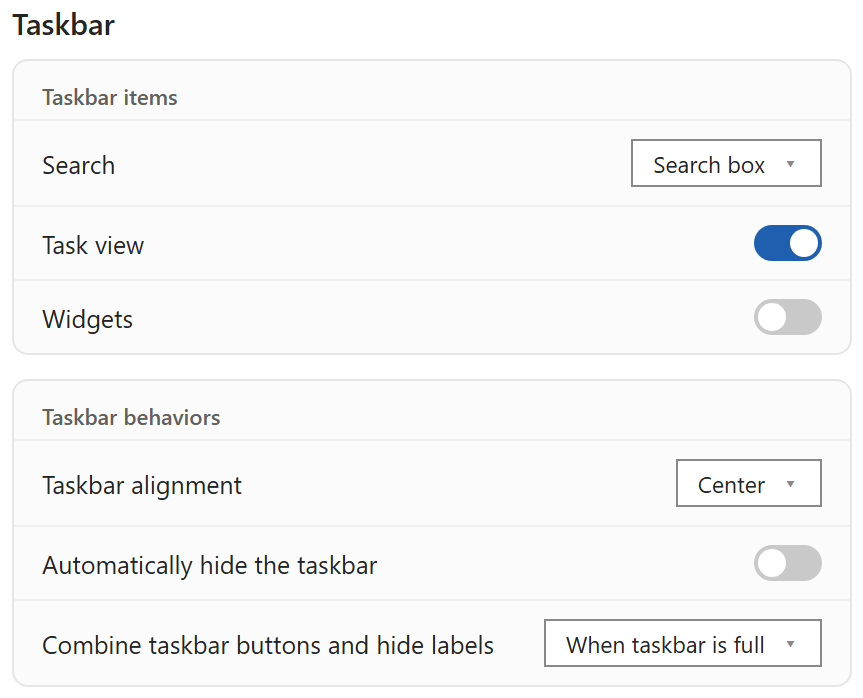 หน้า Taskbar settings ใน Windows 11 ส่วน Taskbar items มี Search, Task view, Widgets และ Taskbar behaviors มี Taskbar alignment เป็น Center